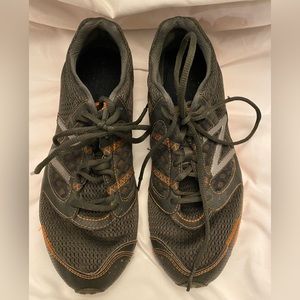 New Balance 310 Black and Orange Men’s Size 10.5